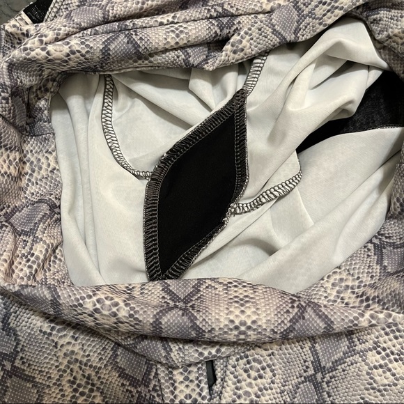 Onzie Leggings Snakeskin Crop Mesh Panel Size Small - Picture 7 of 12